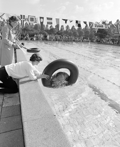 882373 Afbeelding van de opening van de Zwemvierdaagse in het Zwembad Kromme Rijn (Weg naar Rhijnauwen 3) te Utrecht, ...